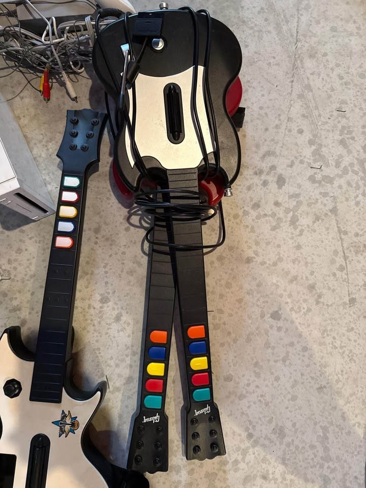 Nintendo Wii Bundle + Guitar Hero Party Set (4 Guitars!) - photo 5