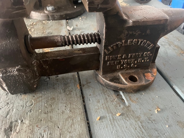 Heavy duty bench vise