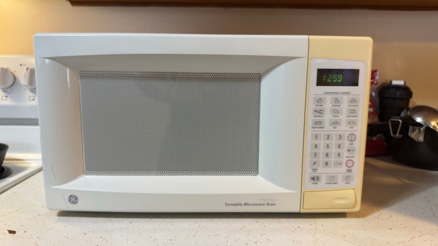 GE Spacemaker Countertop Microwave