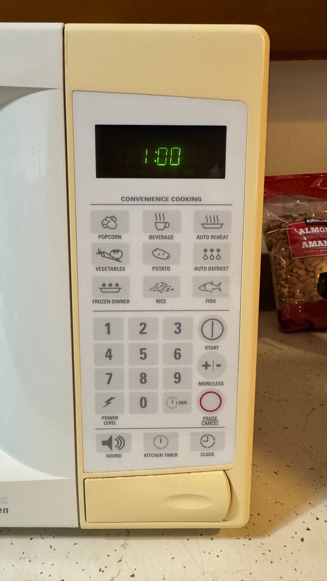 GE Spacemaker Countertop Microwave - photo 2