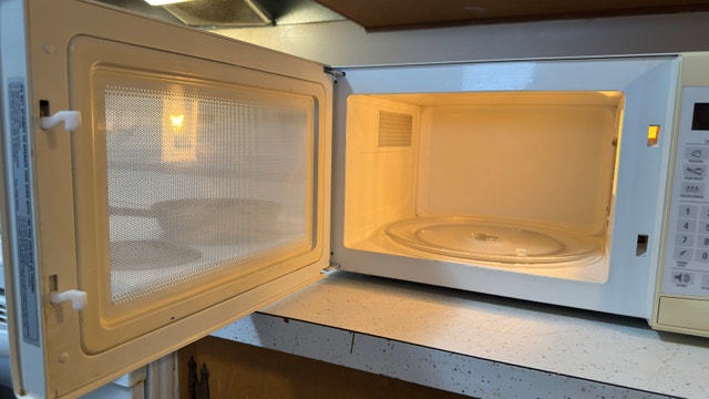 GE Spacemaker Countertop Microwave - photo 4