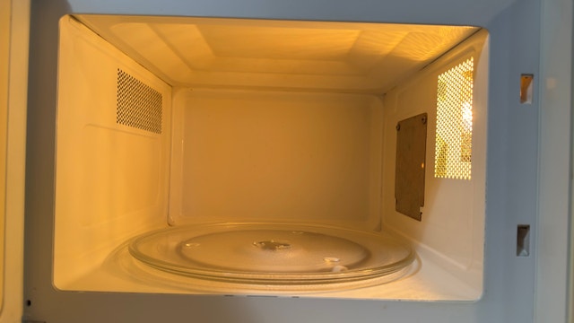GE Spacemaker Countertop Microwave - photo 5