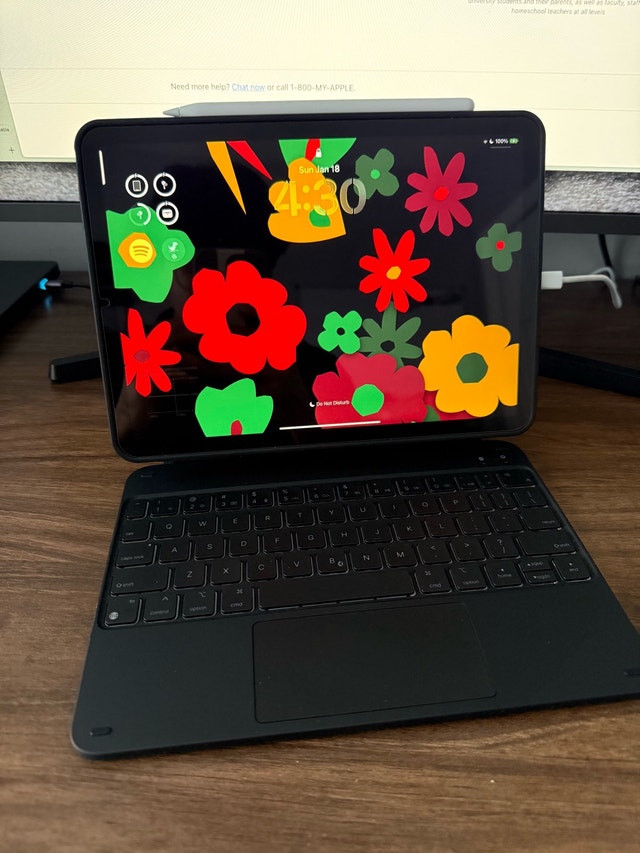 iPad Air (11 inch, M1 64Gb) w/ ESR Keyboard and Apple Pencil