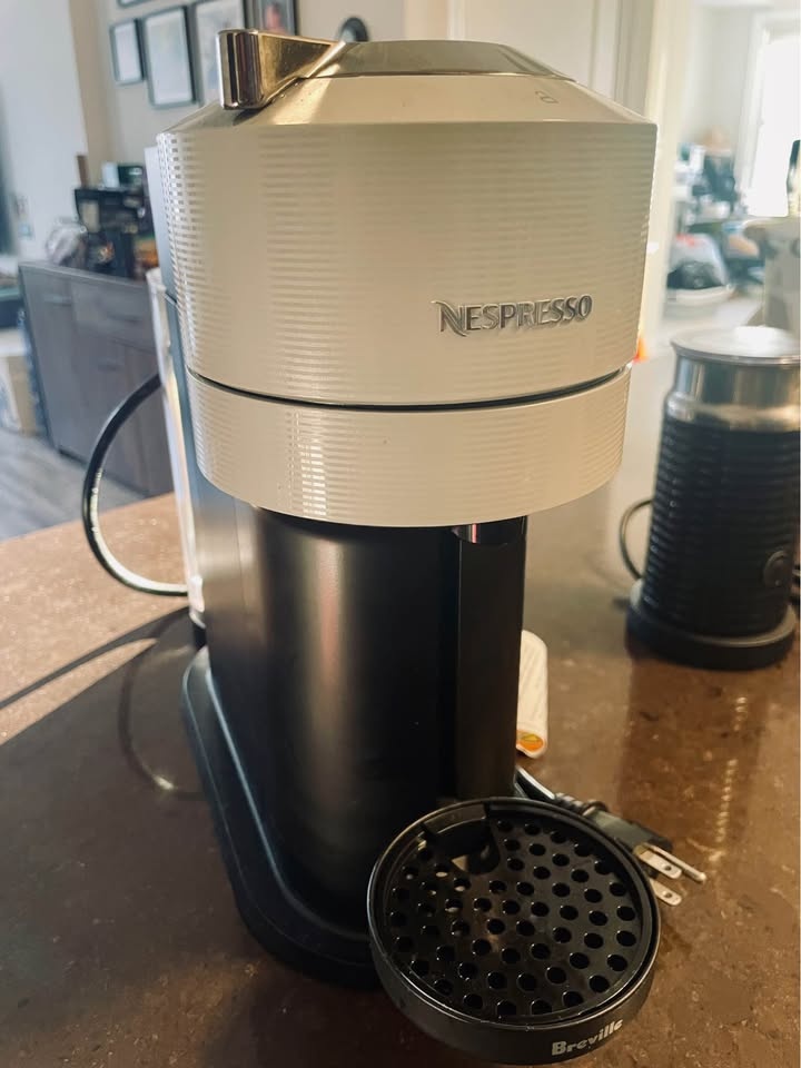Nespresso Vertuo with Milk Frother - photo 3