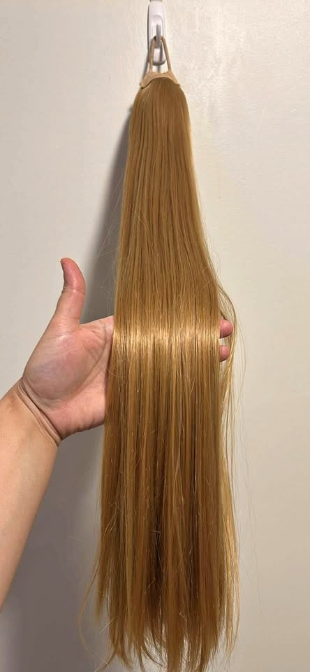 Long, Straight Honey Blonde Pony Tail Extension 💕