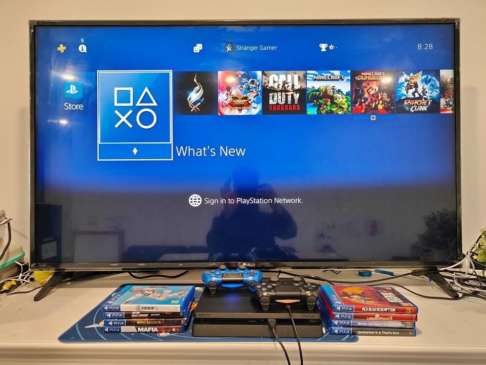 Sony Playstation 4 Slim | 2 Controllers | 8 Games