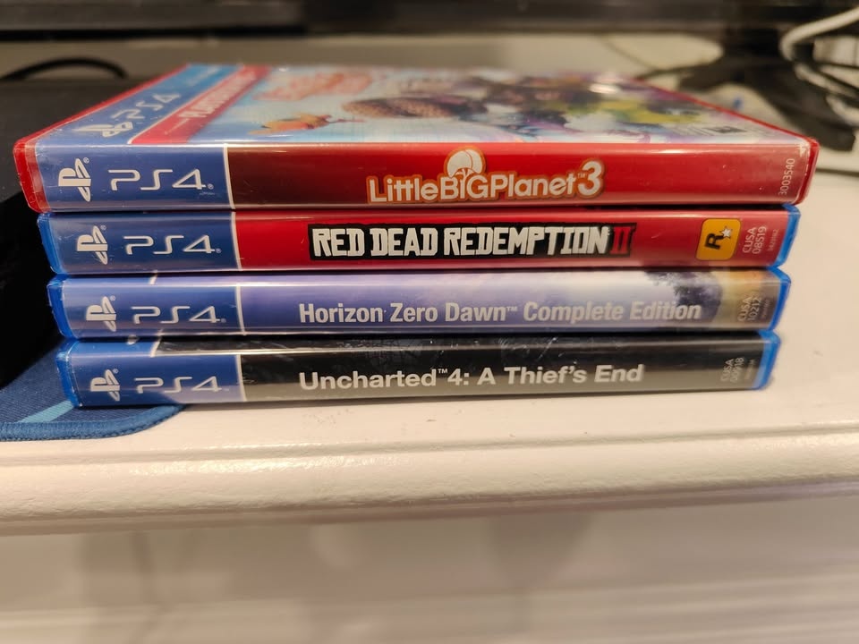 Sony Playstation 4 Slim | 2 Controllers | 8 Games - photo 3