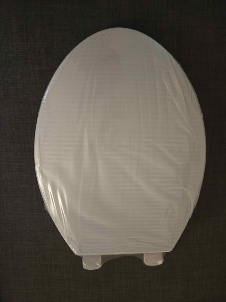 BRAND NEW Toilet Seat - photo 2