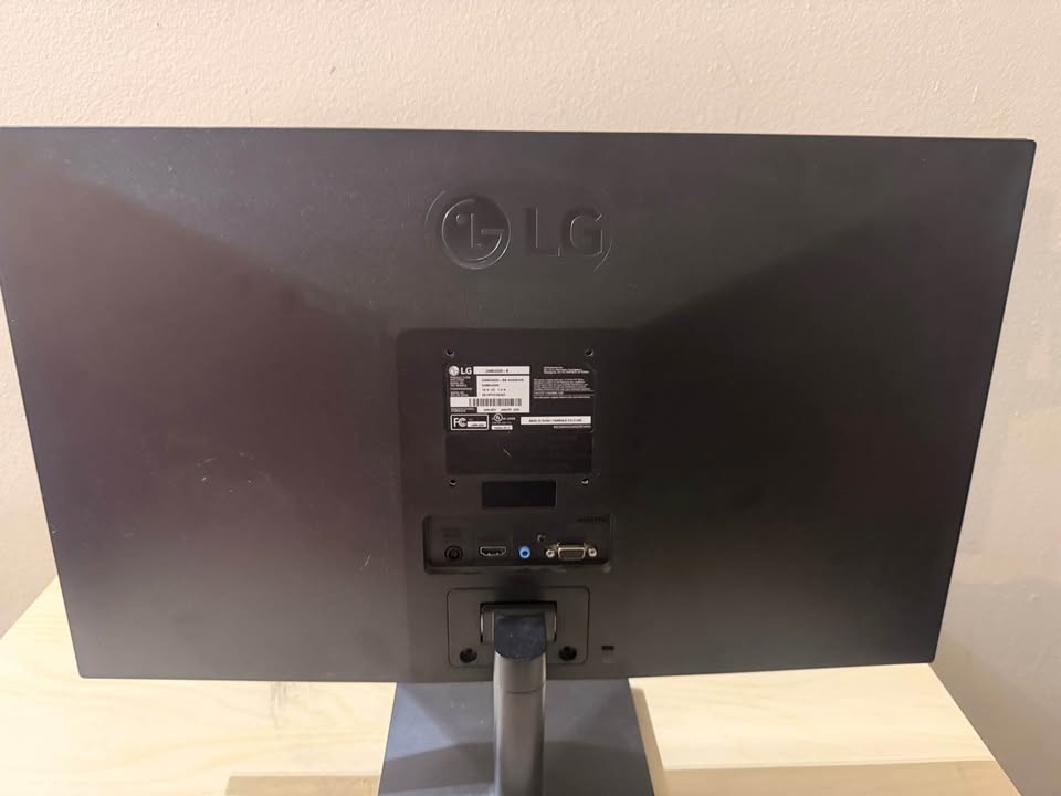 LG Monitor with HDMI - photo 2