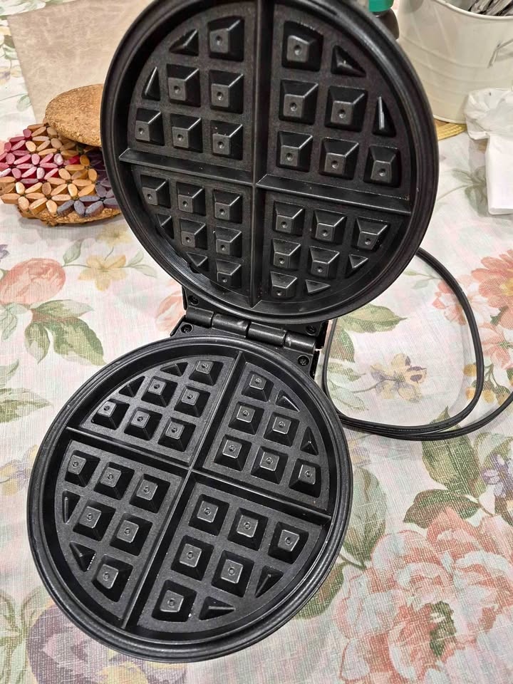 Belgian Waffle Maker/Waffle Iron (8 inch)