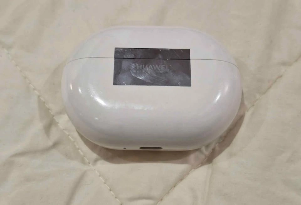 White Wireless Earbuds - photo 2