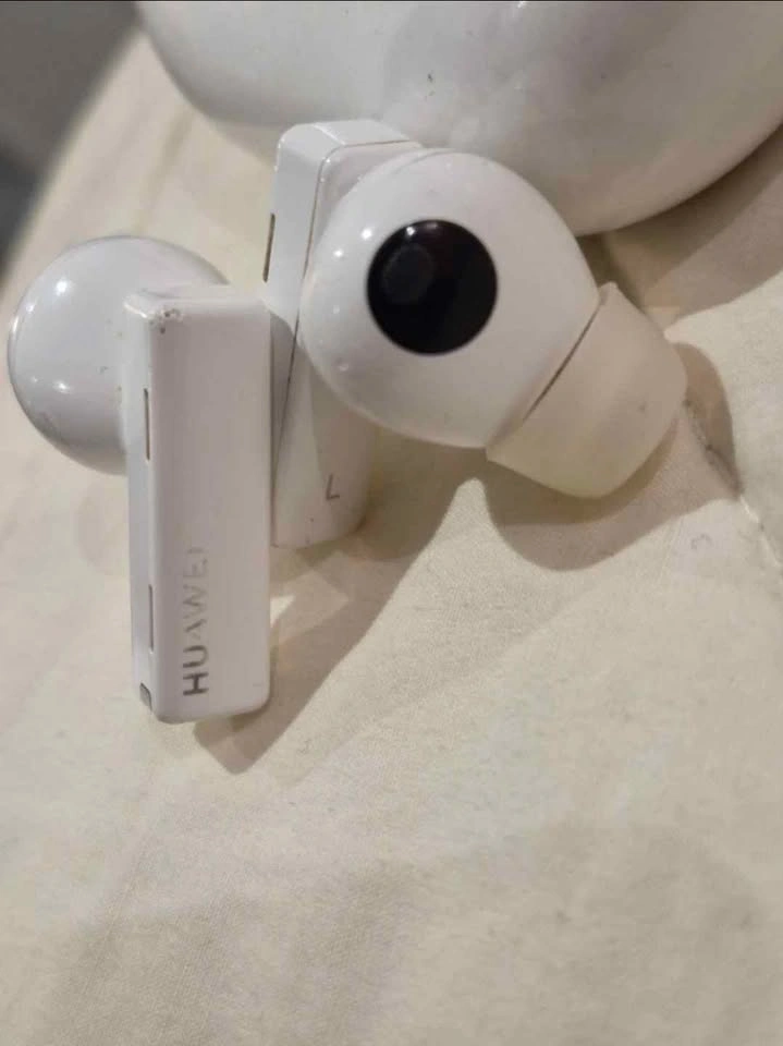 White Wireless Earbuds - photo 3