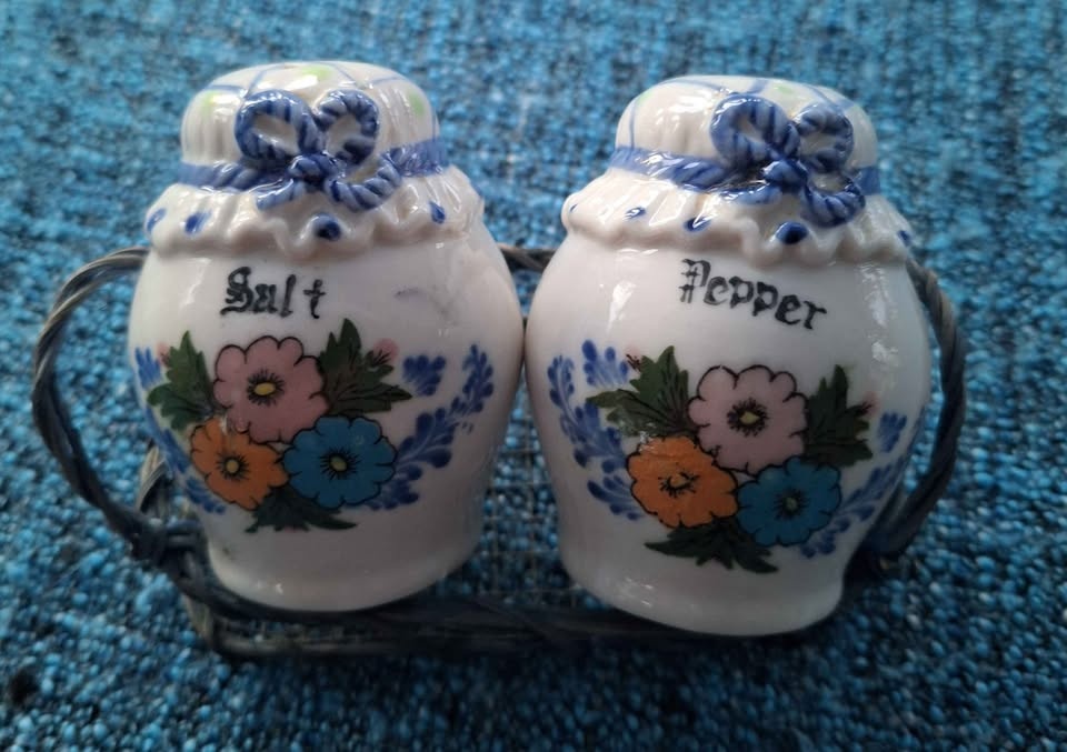Salt and Pepper Shakers - photo 2