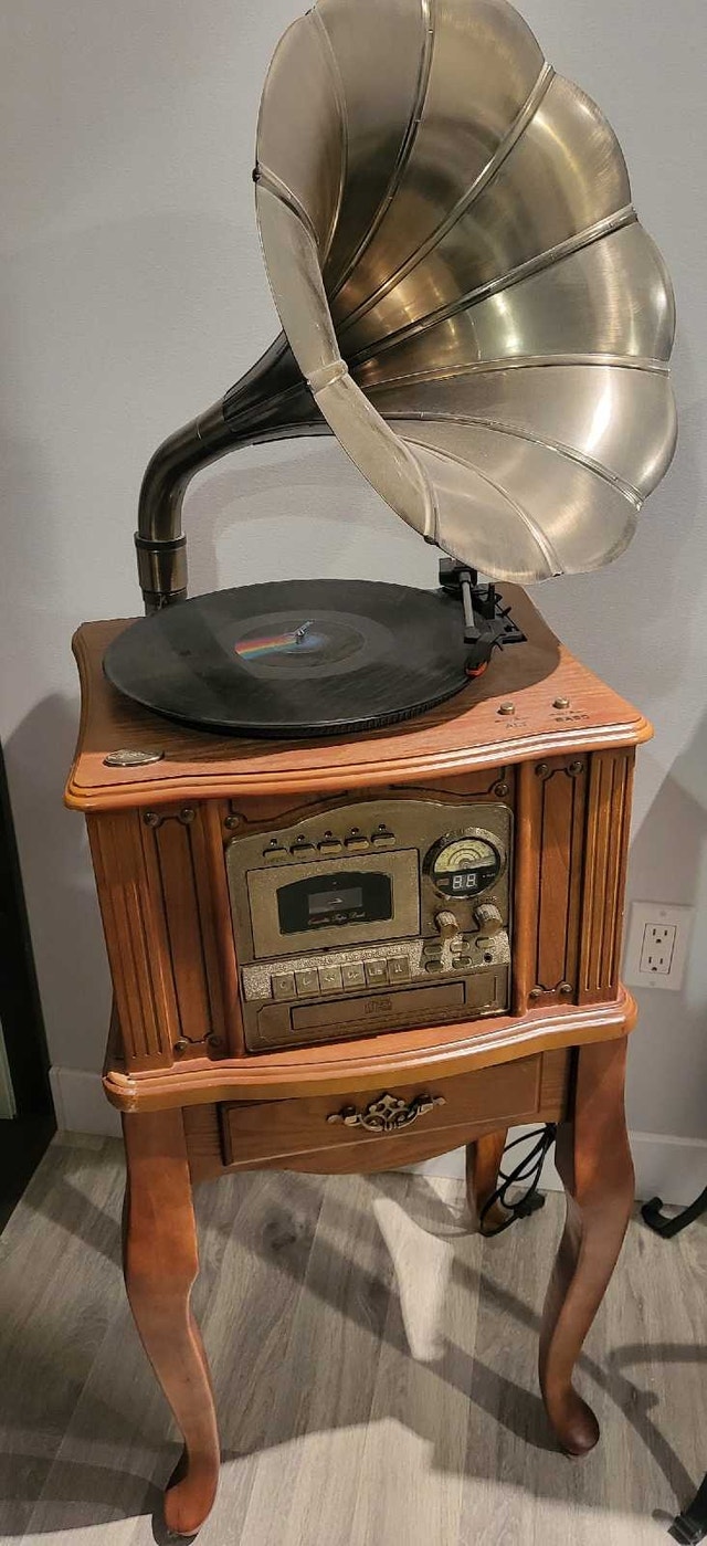 Used Turntable with AM/FM Radio, Cassette Player
