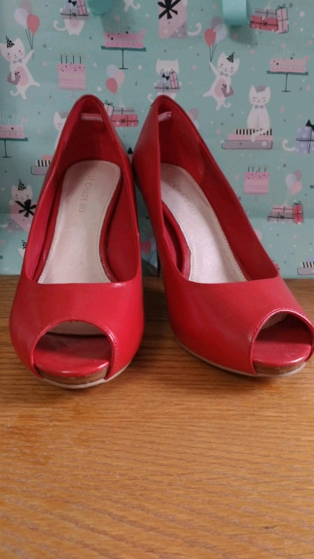Red Leather Le Chateau Peep Toe Sandals Heels Size 7-7.5
