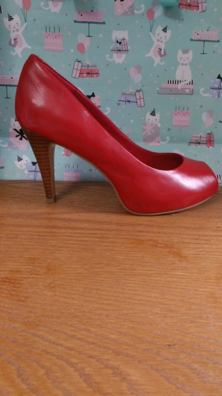 Red Leather Le Chateau Peep Toe Sandals Heels Size 7-7.5 - photo 2