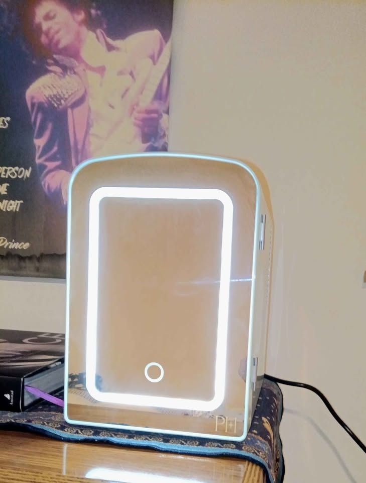 Mini Cosmetics Fridge - photo 2