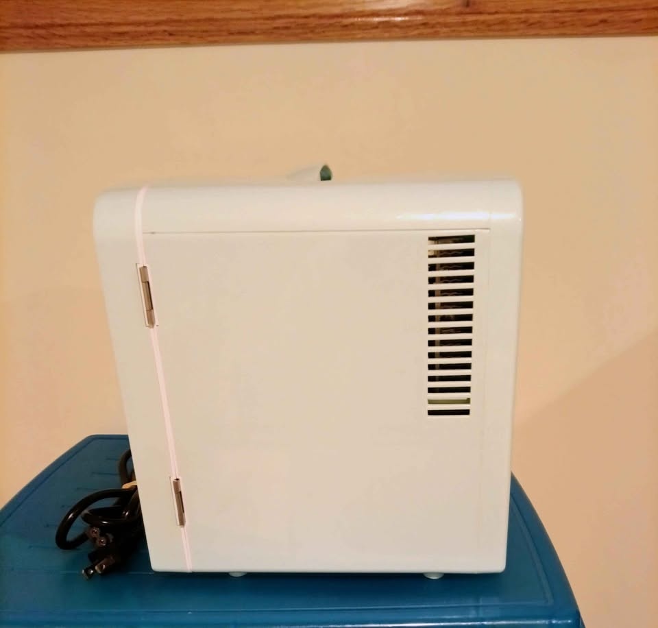 Mini Cosmetics Fridge - photo 3