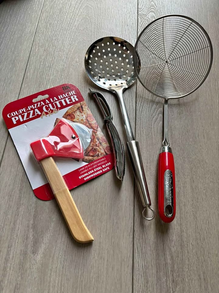 Kitchen Bundle - Pizza slicer, Peeler, 2 strainers