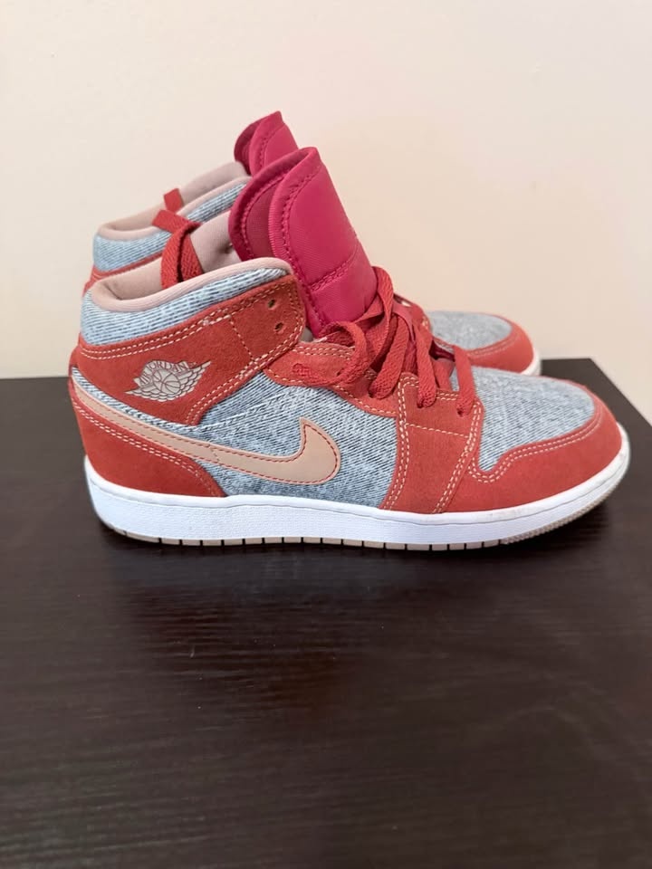Nike Air Jordan Sneakers, Boys Youth Size 5.5 - photo 3