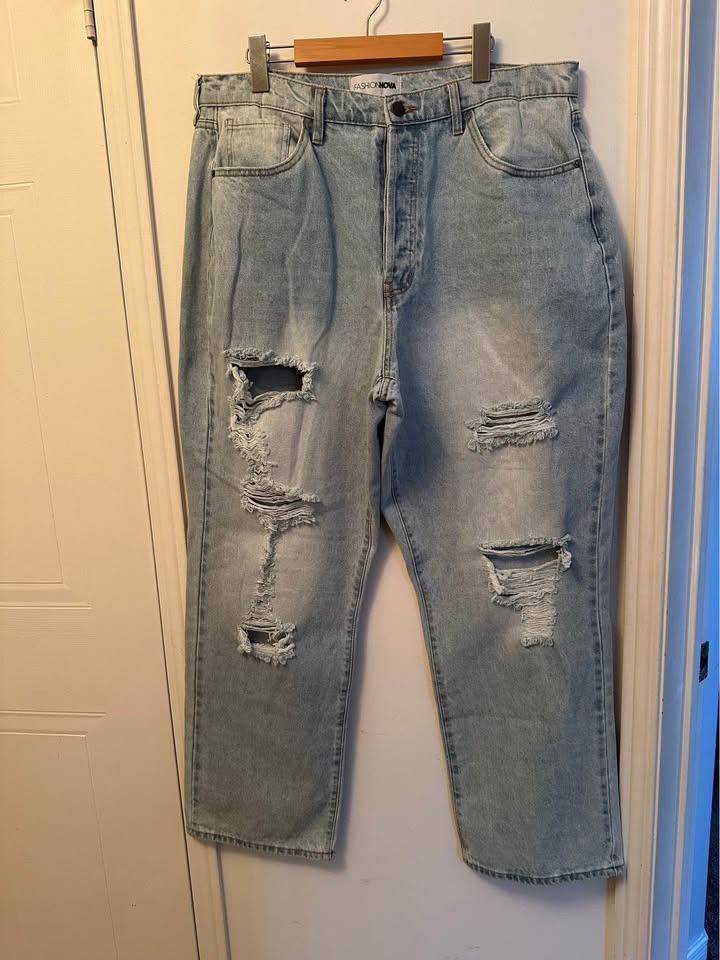 Fashionnova Shredded Straight Jeans, Size 14 Plus, Light Wash