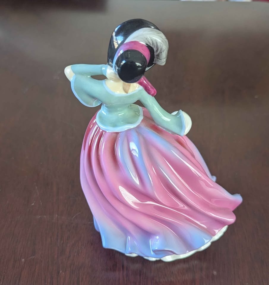 Royal Doulton Pretty Ladies "Autumn Breeze" Figurine HN 4716 - photo 2