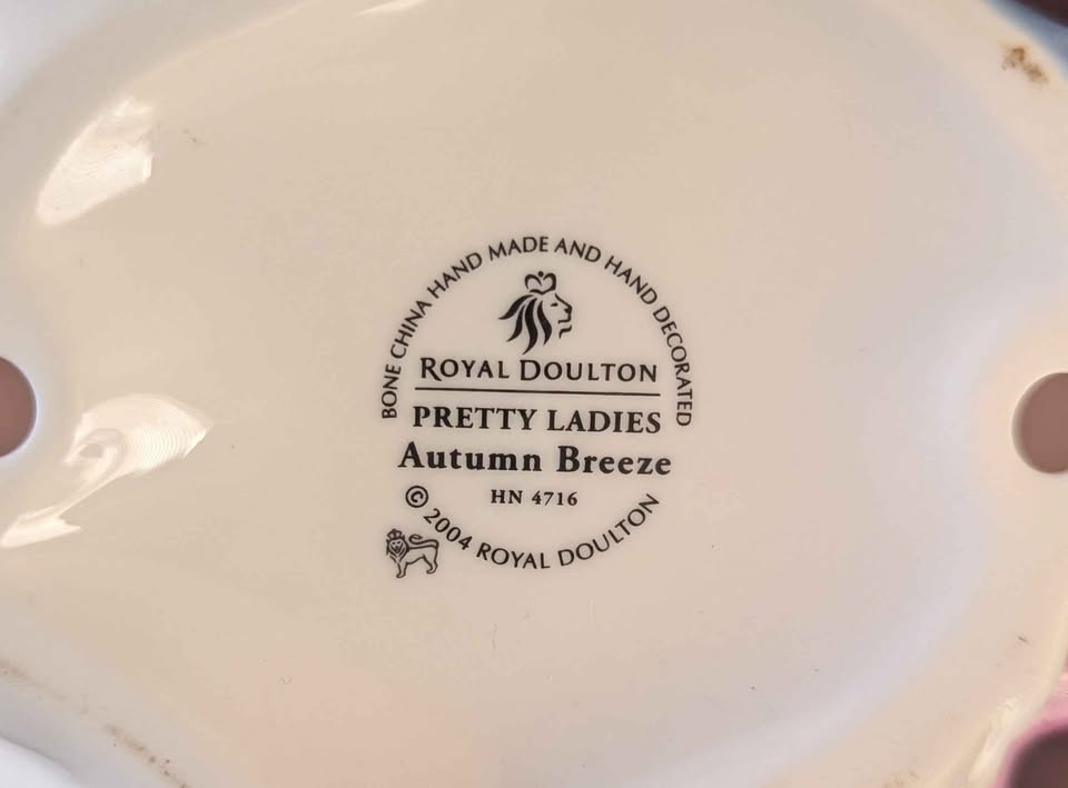 Royal Doulton Pretty Ladies "Autumn Breeze" Figurine HN 4716 - photo 3