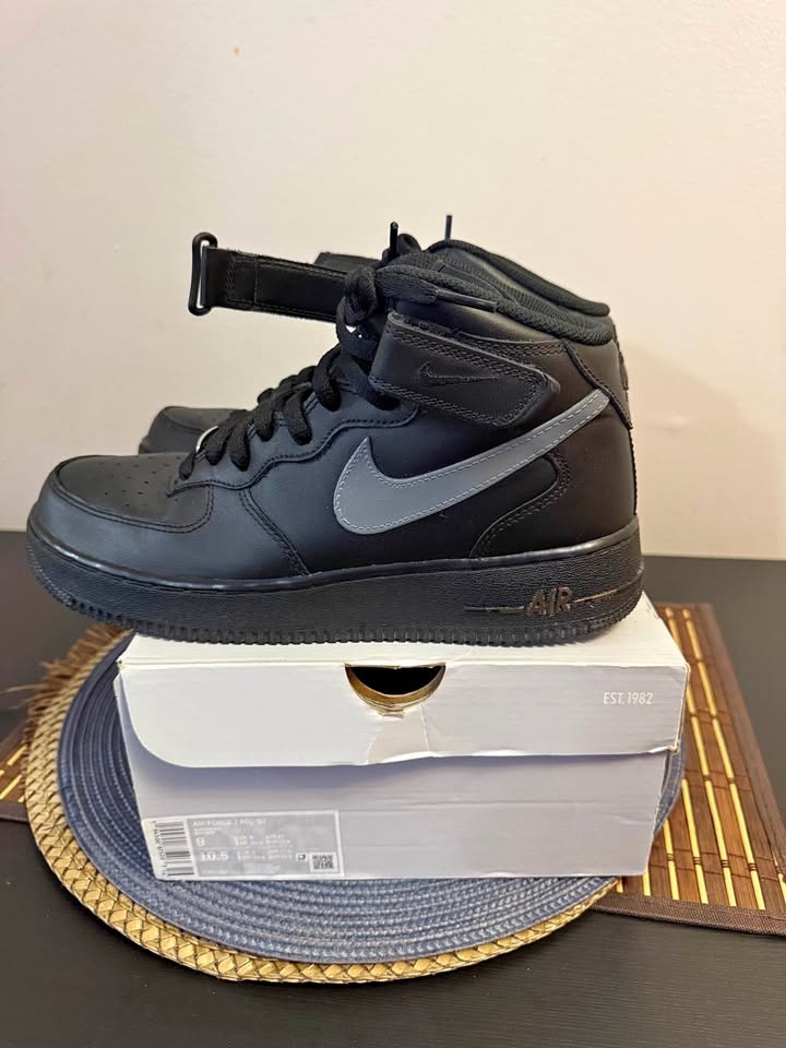 NIKE AIRFORCE 1’s SIZE 9 mens