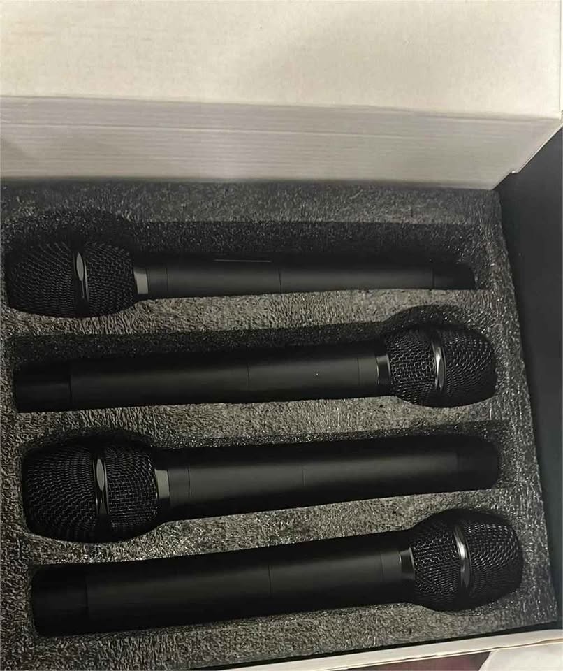 4-Channel Wireless Microphone System - photo 3