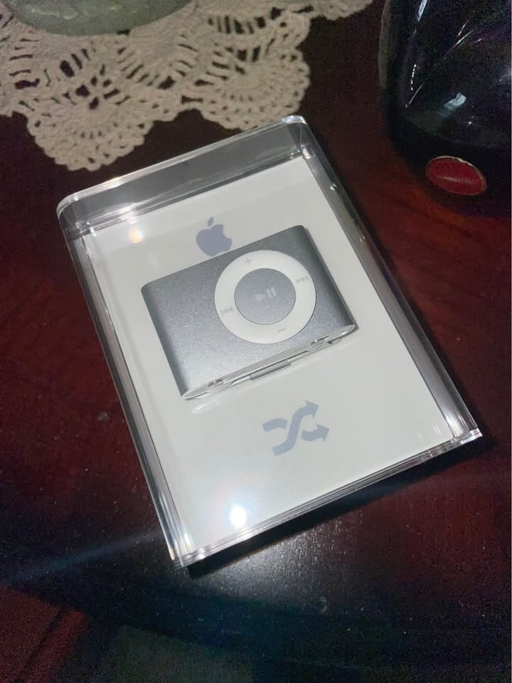 Apple iPod Shuffle 1GB - photo 3