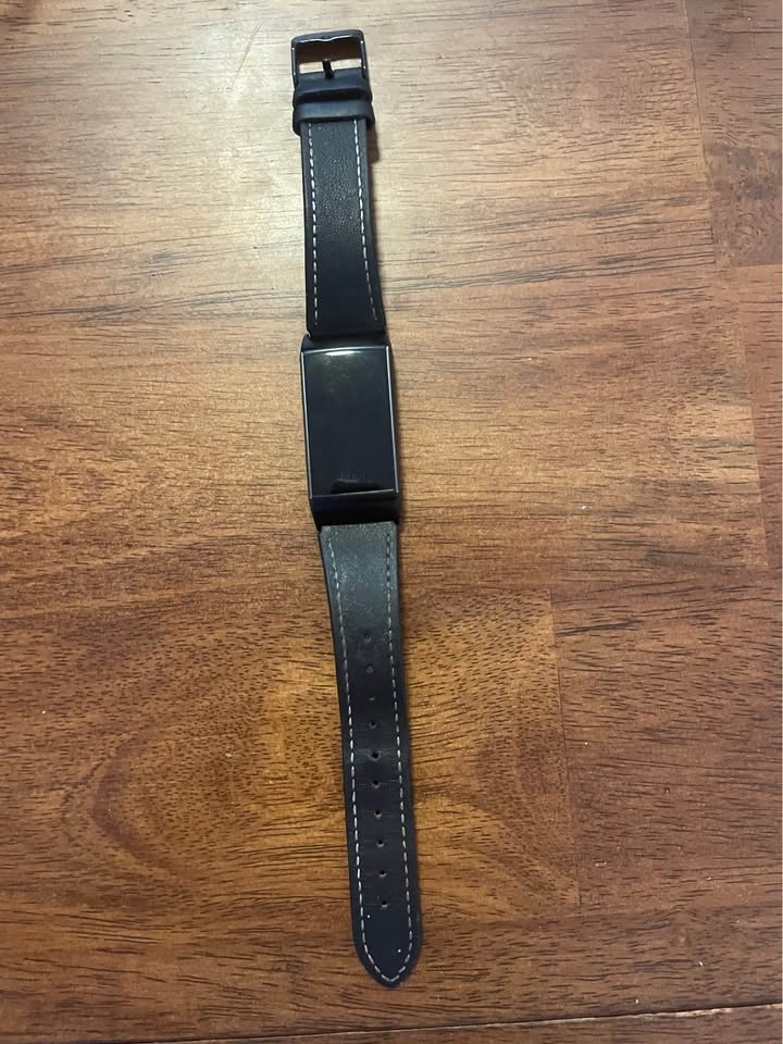 Fitbit Smartwatch Tracker w/ Black Strap 🌱 - photo 3