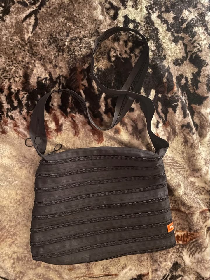 Zip-It Black Zipper Crossbody Bag - photo 2
