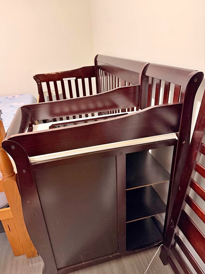 Convertible Crib Toddler Bed with Changing Station - photo 2