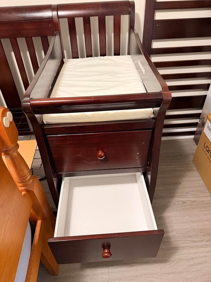 Convertible Crib Toddler Bed with Changing Station - photo 3