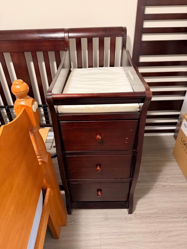 Convertible Crib Toddler Bed with Changing Station - photo 4