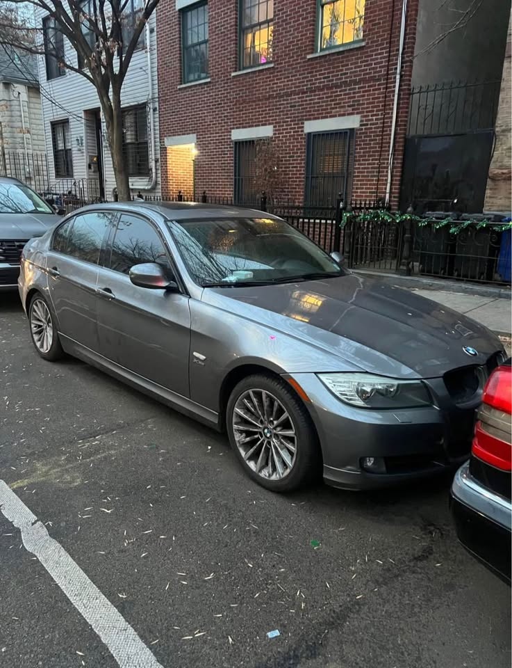 2011 BMW 3 Series • 328i xDrive Sedan 4D - photo 2