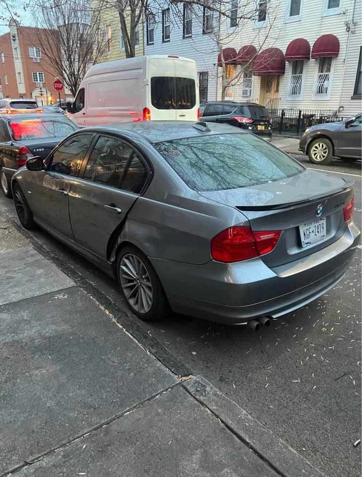 2011 BMW 3 Series • 328i xDrive Sedan 4D - photo 3