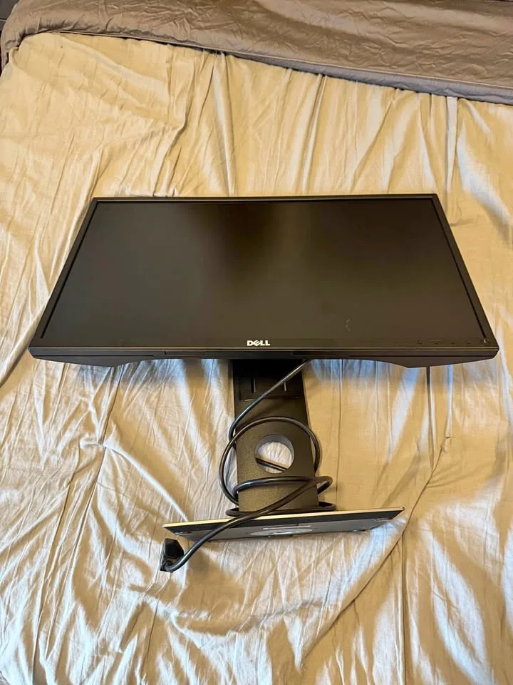 Dell 24” Monitor – Excellent Condition thumbnail