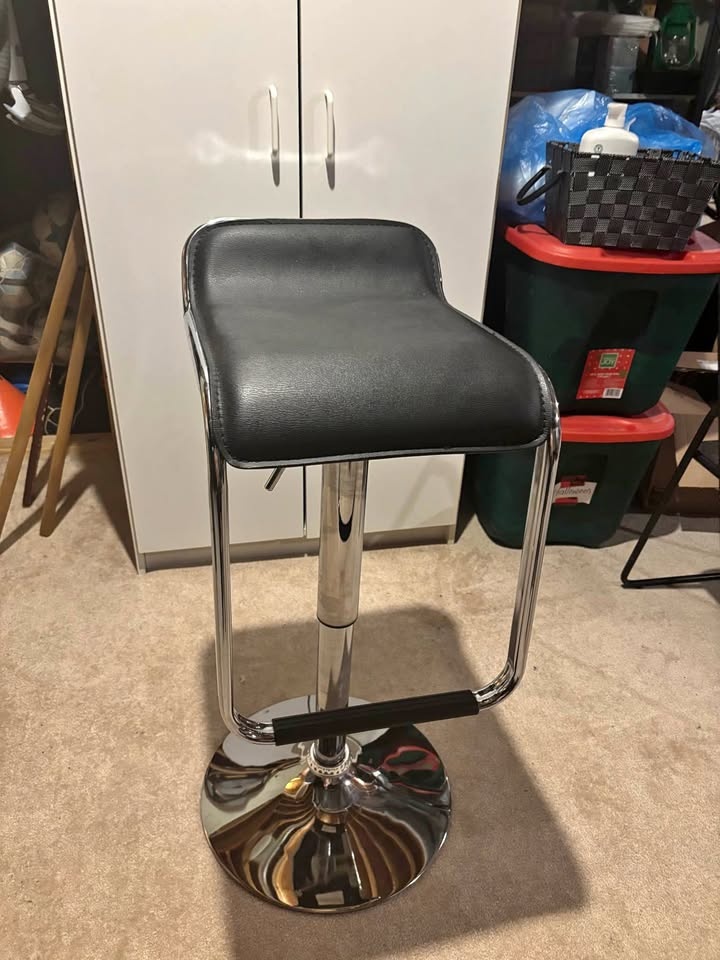 4 Leather Seat Barstools