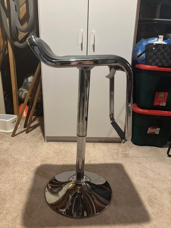 4 Leather Seat Barstools - photo 2