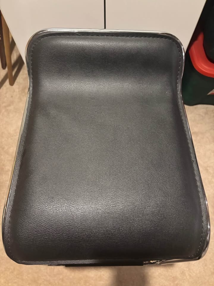 4 Leather Seat Barstools - photo 3