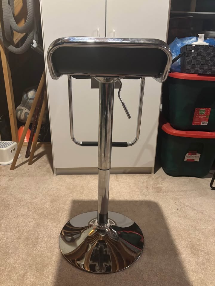 4 Leather Seat Barstools - photo 4