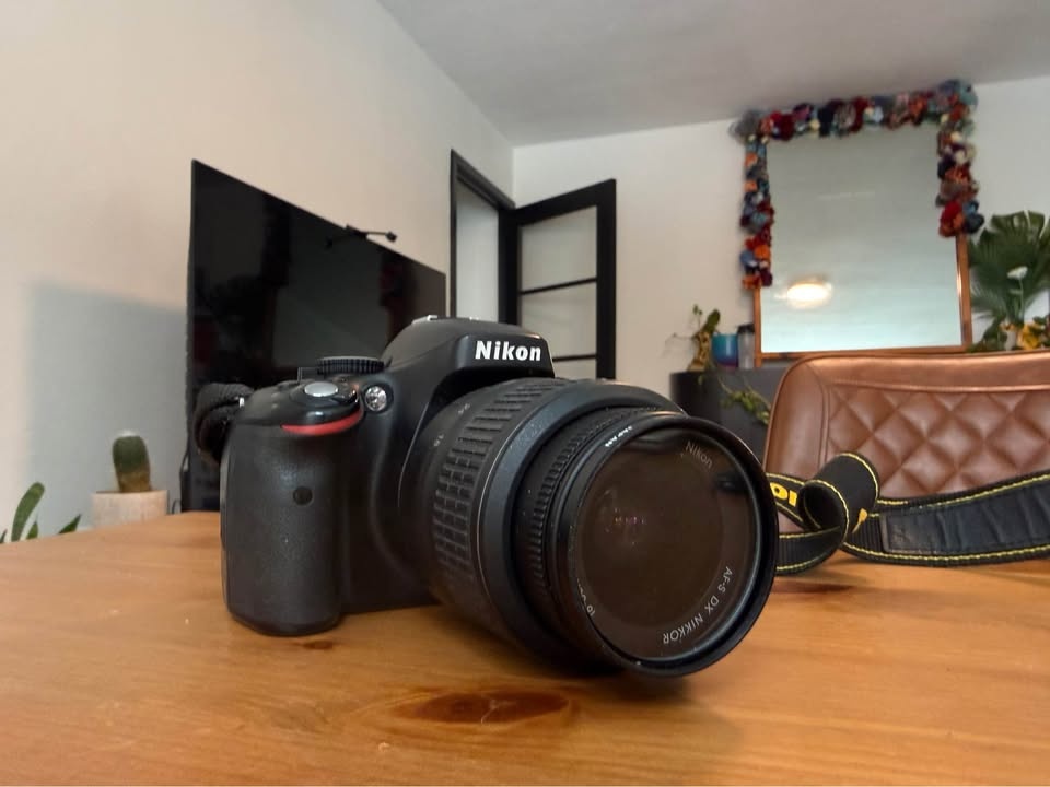 Nikon D5100 DSLR Camera + Charger + 2 Batteries + Bag - photo 2