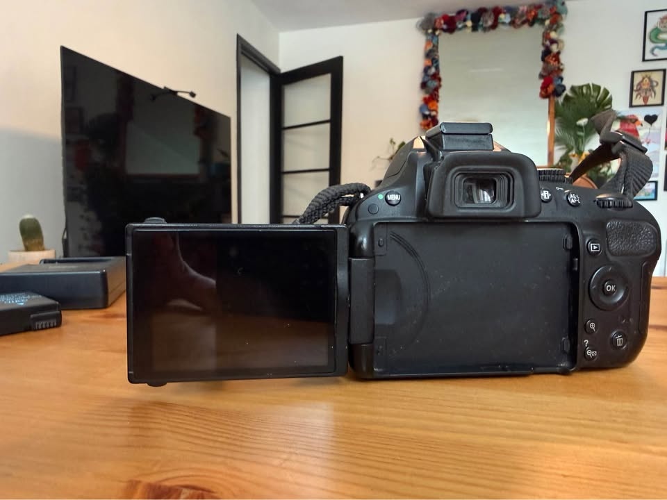 Nikon D5100 DSLR Camera + Charger + 2 Batteries + Bag - photo 4