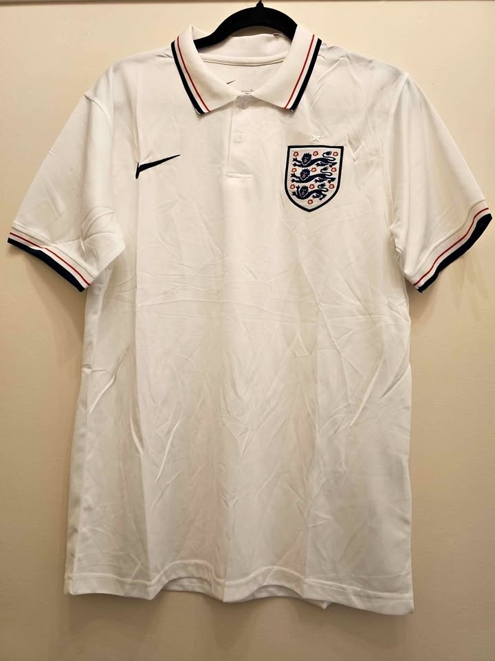 T-shirt with England badge