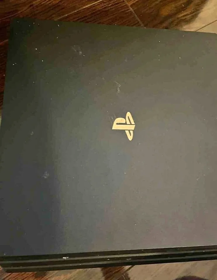 Ps4 pro 1TB + one controller + two games thumbnail