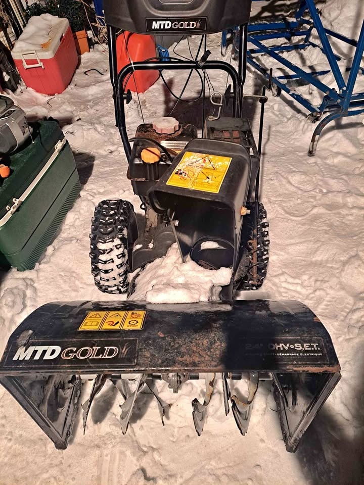 Snowblower for Sale - Starts with First Pull!