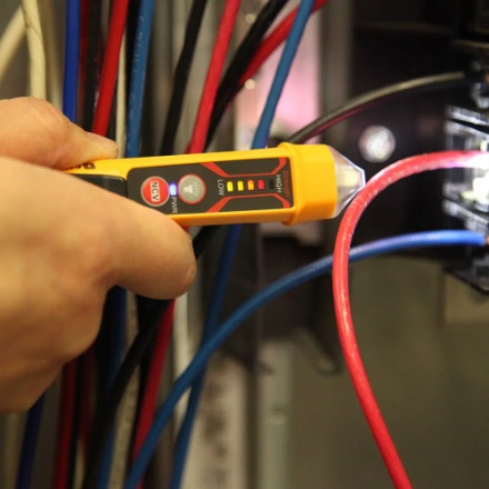 Klein Tools Dual Range Voltage Tester w/ Flashlight - photo 3
