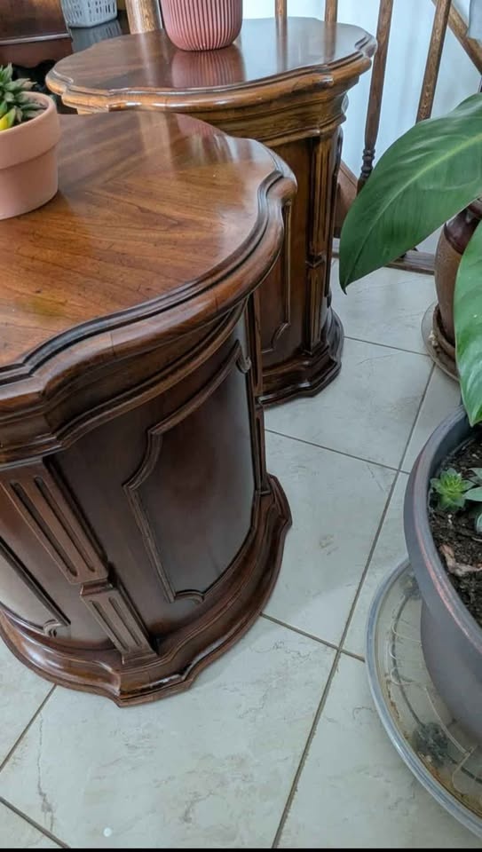 Thomas Ville Barrel End Tables. Great Condition. Can Deliver - photo 2