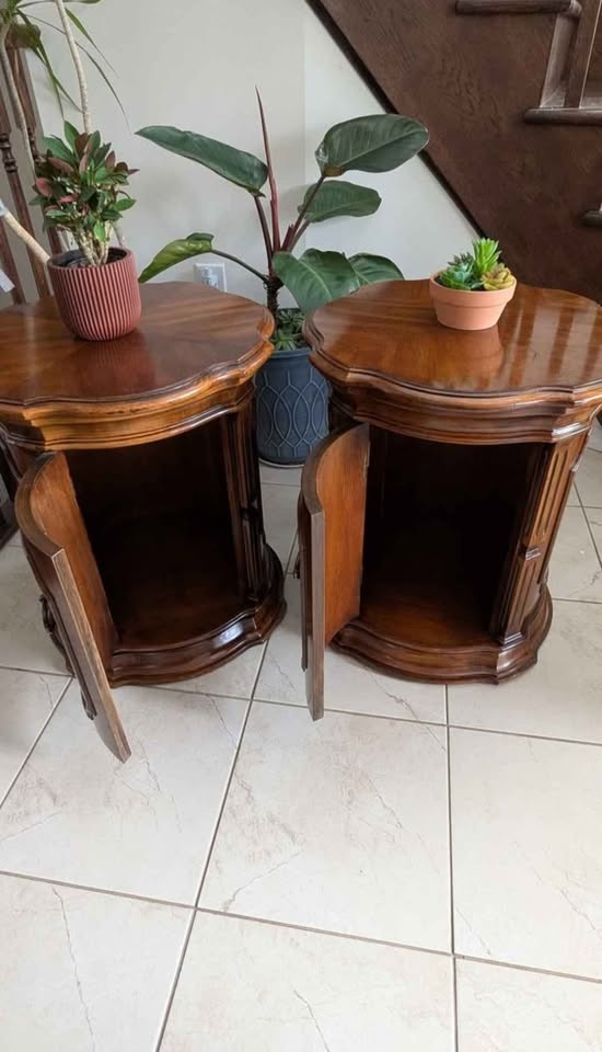 Thomas Ville Barrel End Tables. Great Condition. Can Deliver - photo 3